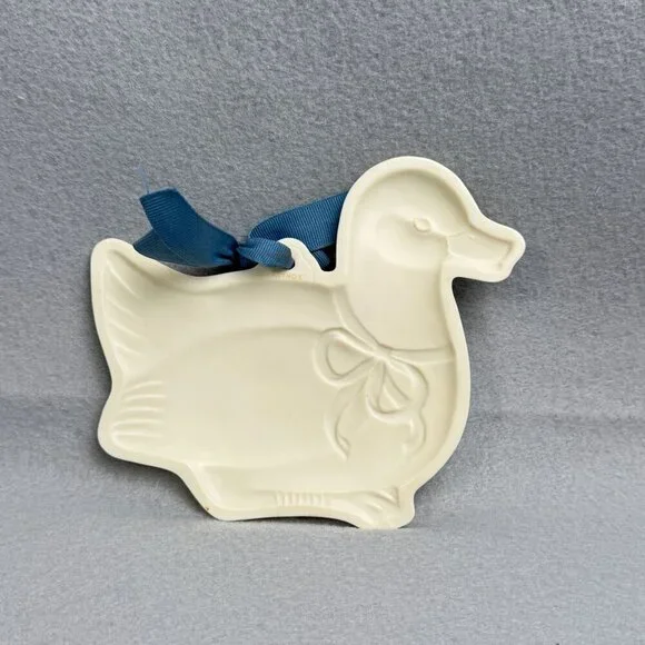 Lenox Duck Poppies design from the Blue Barnyard Collection - Picture 3 of 6
